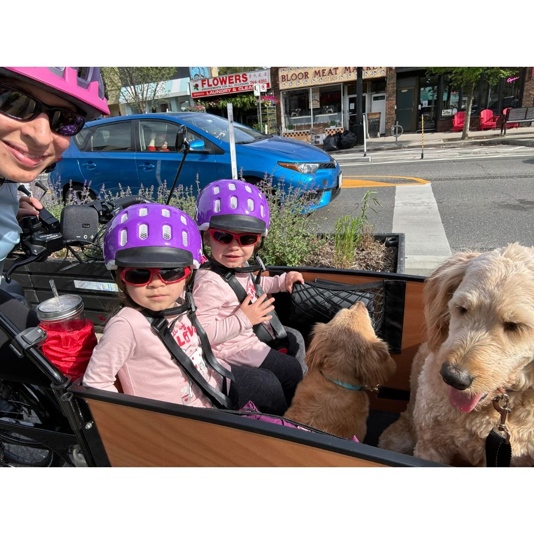Twins with mom and two dogs in K9 Bunch Bike #color_Honey Woodgrain