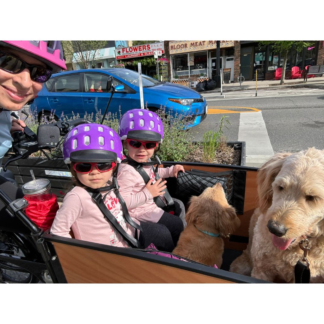 Twins with mom and two dogs in K9 Bunch Bike  #color_Honey Woodgrain