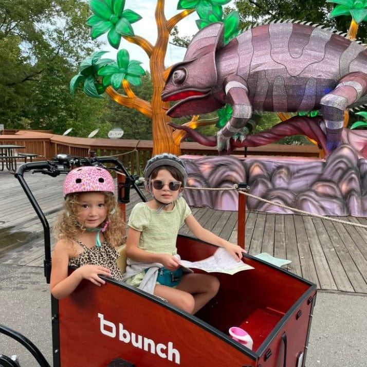 Two kids in Bunch Bike at the zoo #color_Classic Sedona Woodgrain