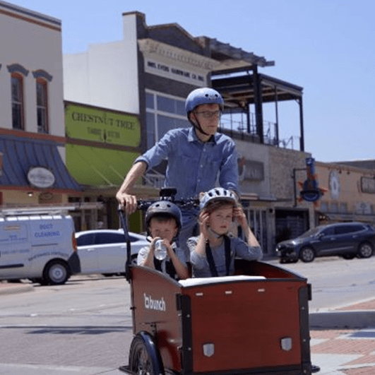 founder aaron powell riding bunch bike with 2 kids #color_Classic Sedona Woodgrain